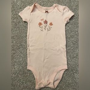 5 for $10🟢 Carter’s Pink Bodysuit with Floral Design. NWOT. Size 9M